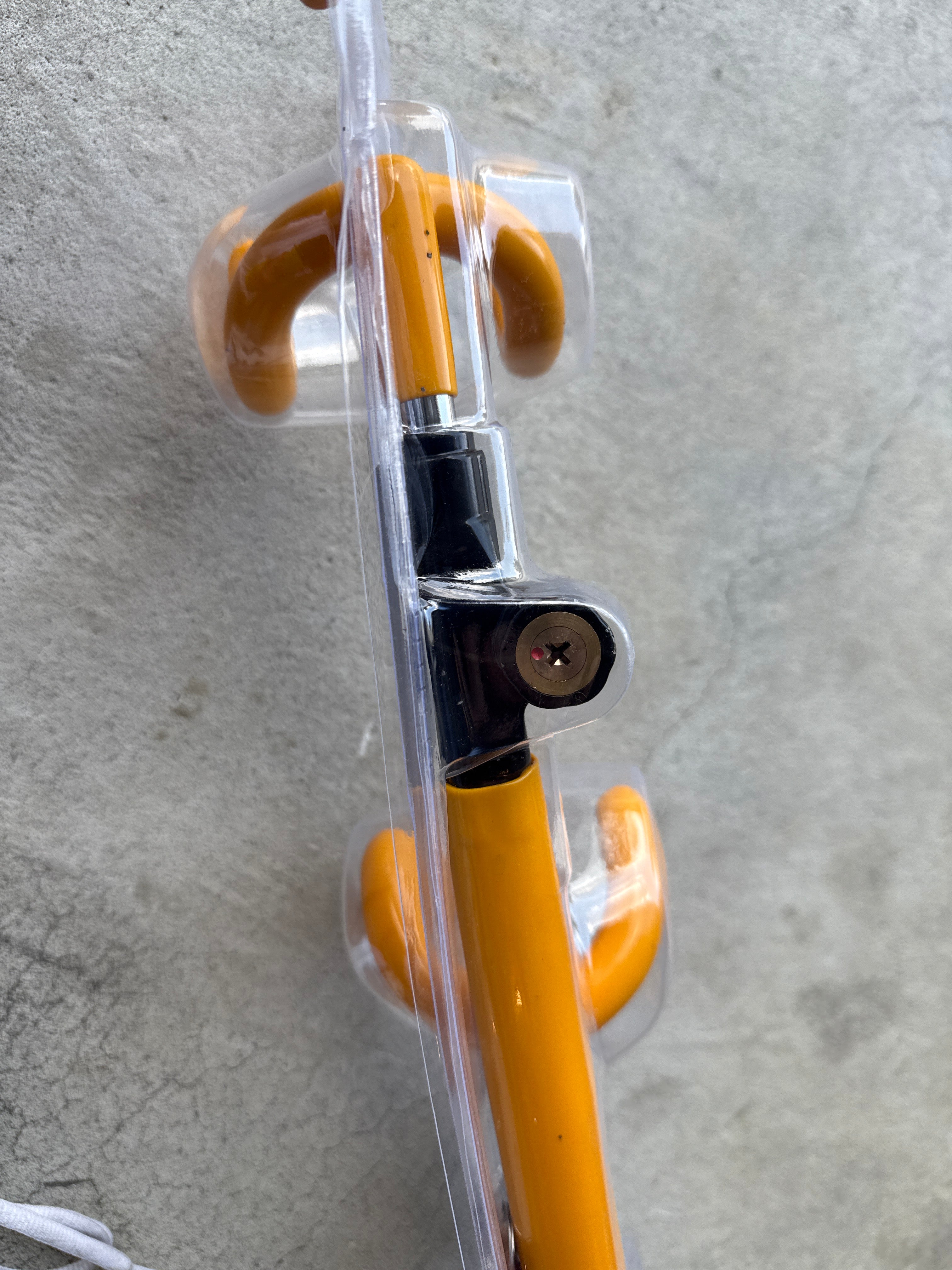 Twin hook steering wheel lock