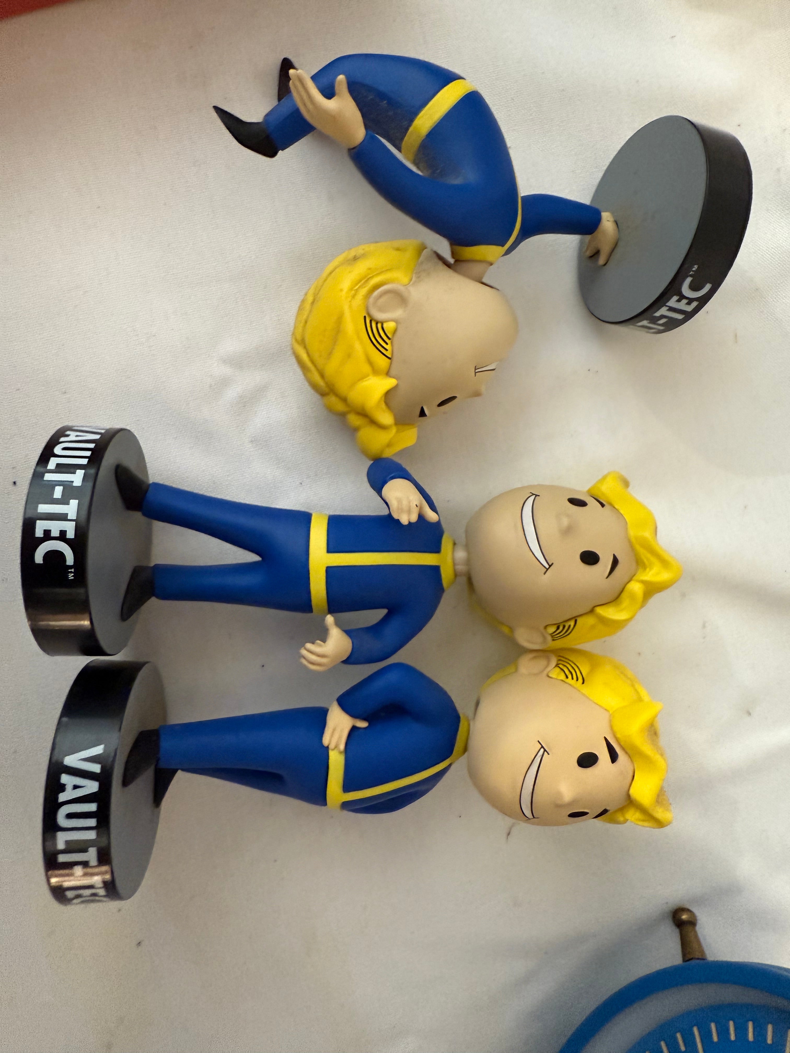 Fallout Cookbook, Nuka Cola checkers, Fallout alarm clock and 3 Vault Tec bobble heads