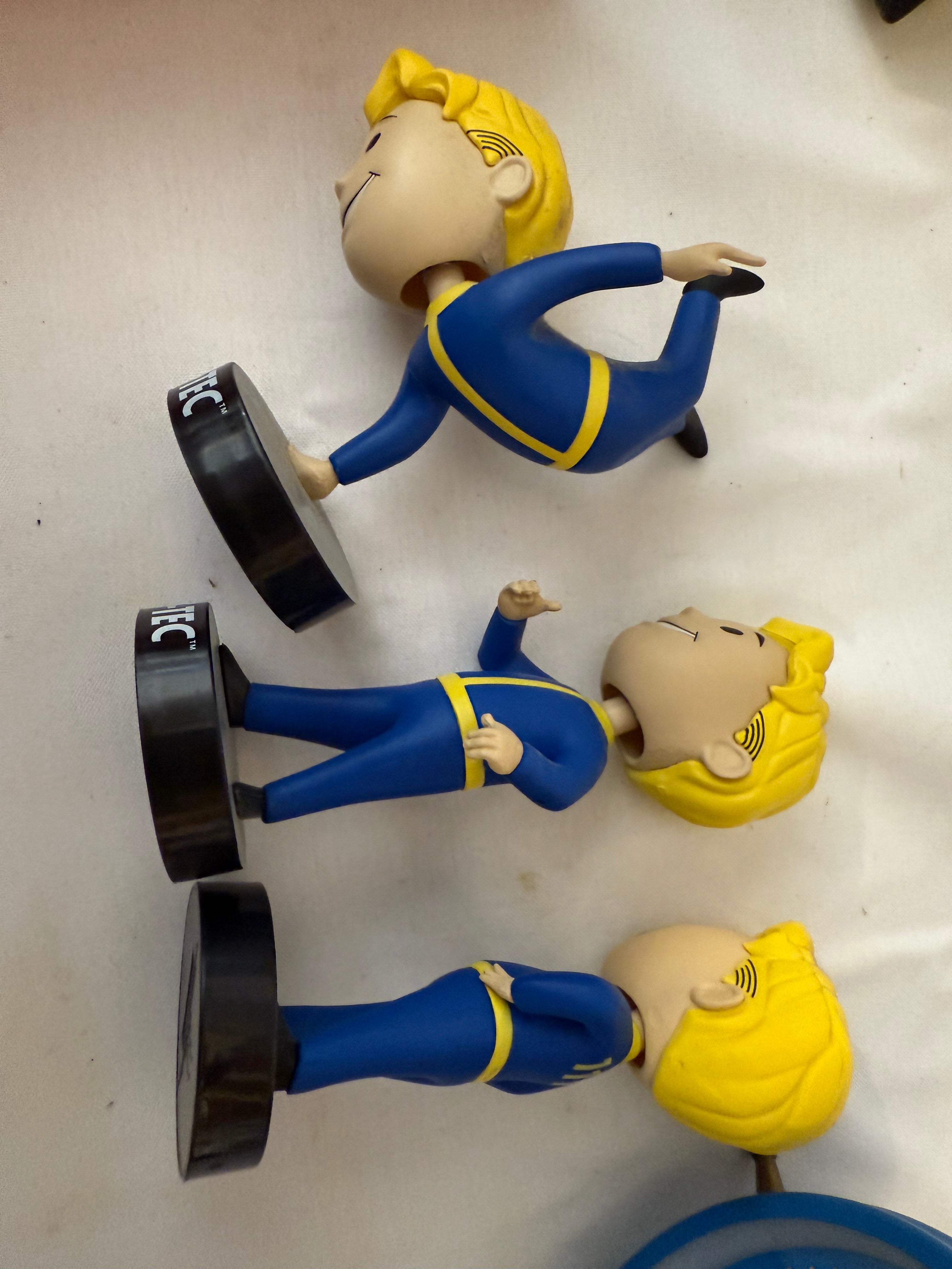 Fallout Cookbook, Nuka Cola checkers, Fallout alarm clock and 3 Vault Tec bobble heads