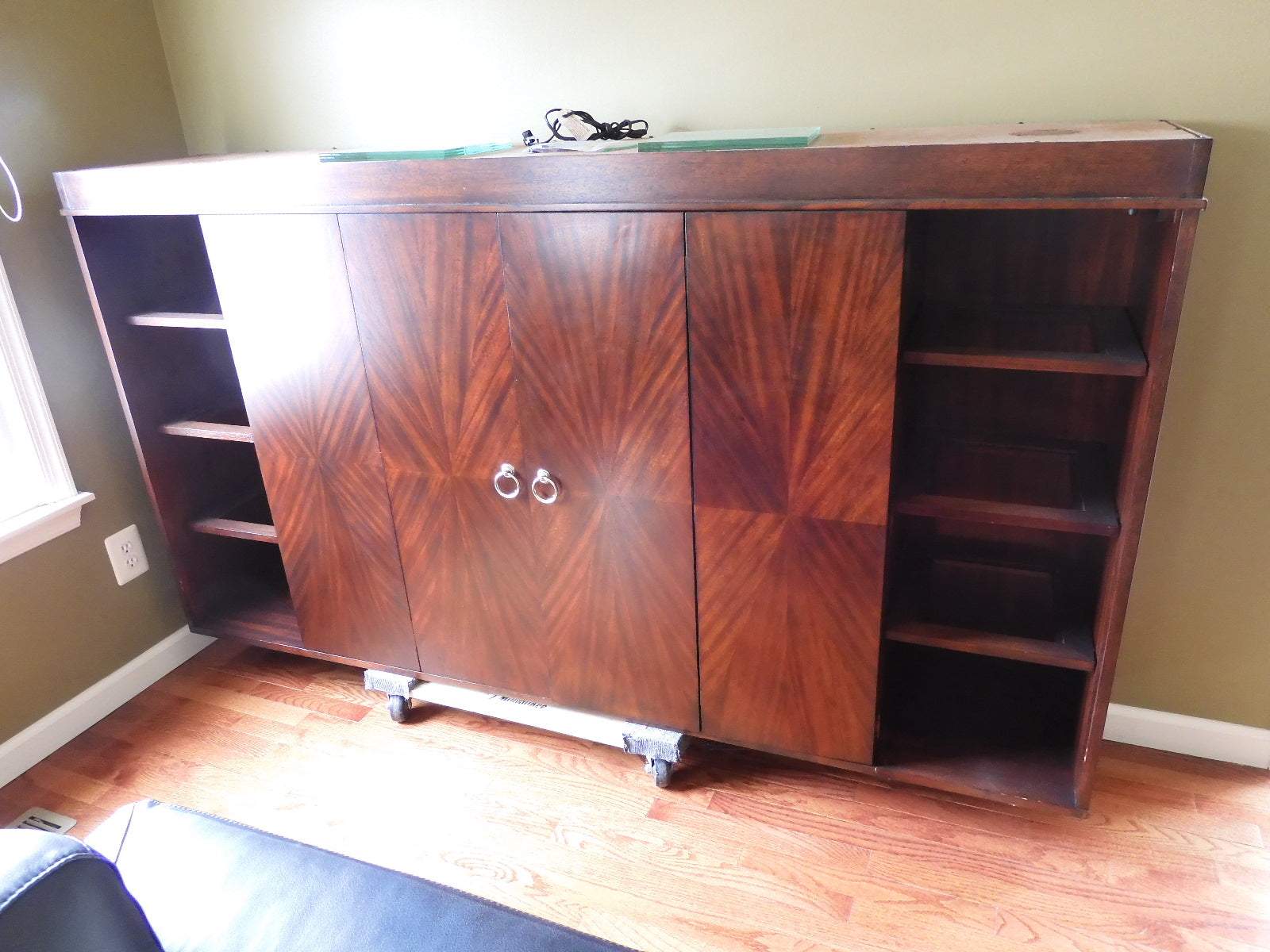 Hekman Metropolis Entertainment Deck/ Hutch
