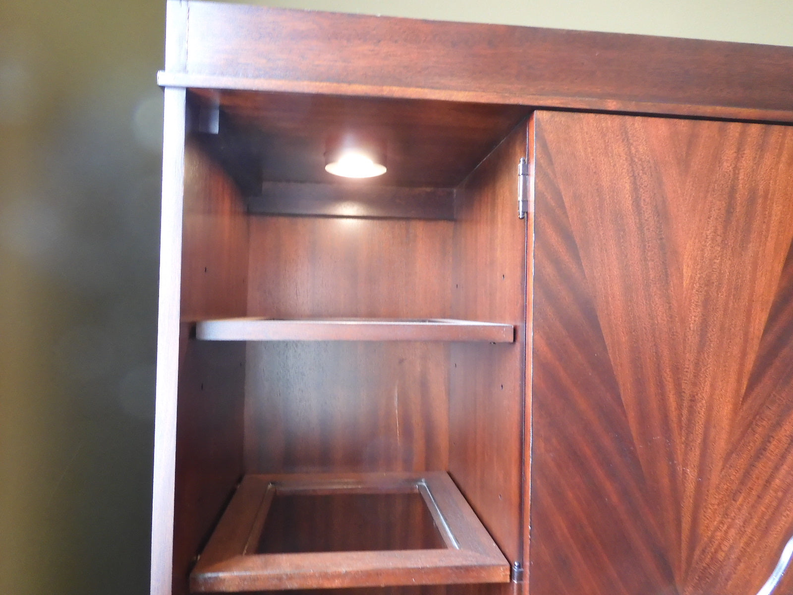 Hekman Metropolis Entertainment Deck/ Hutch