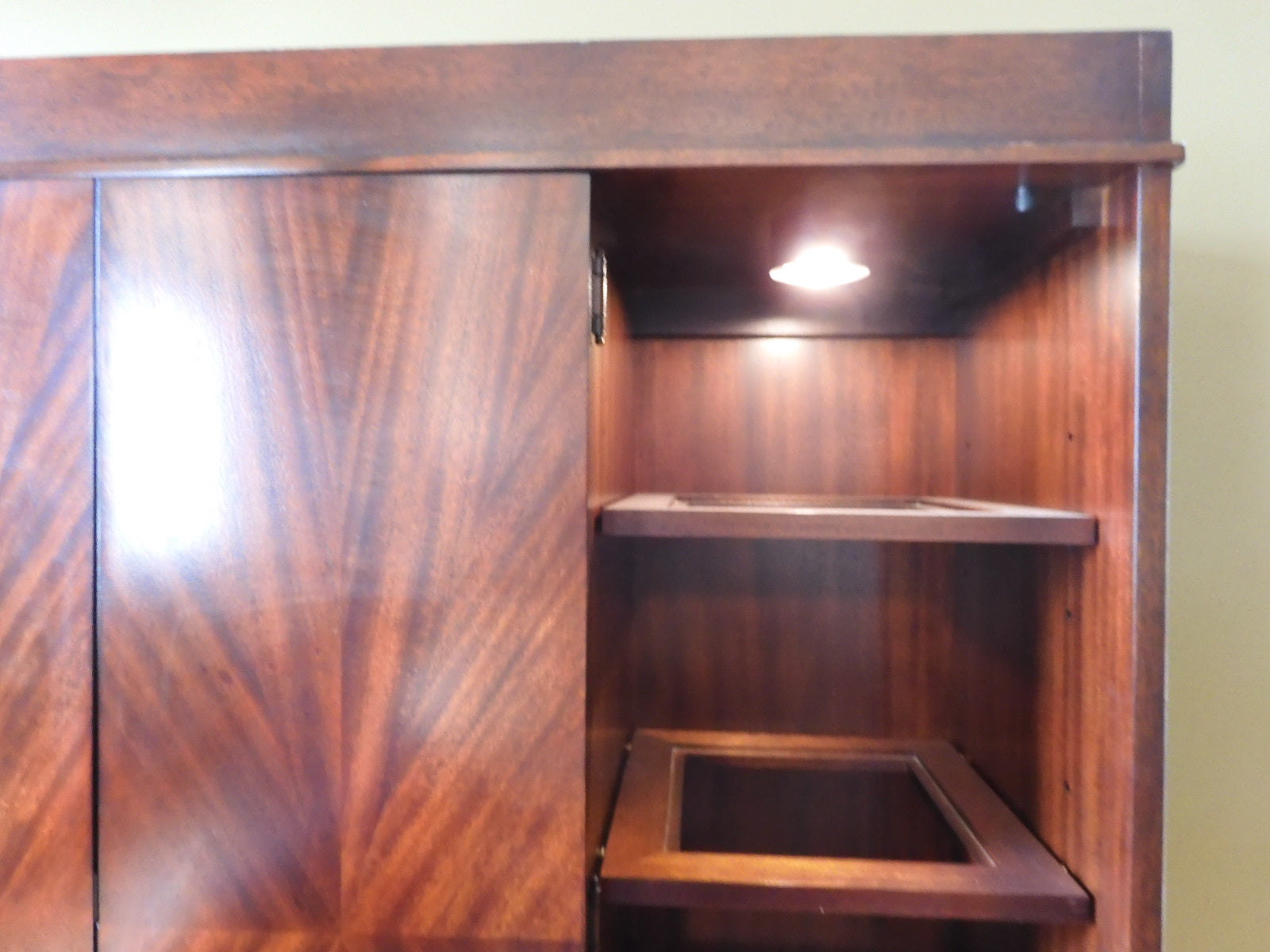 Hekman Metropolis Entertainment Deck/ Hutch