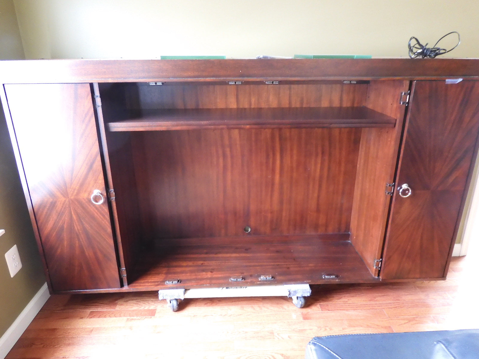 Hekman Metropolis Entertainment Deck/ Hutch