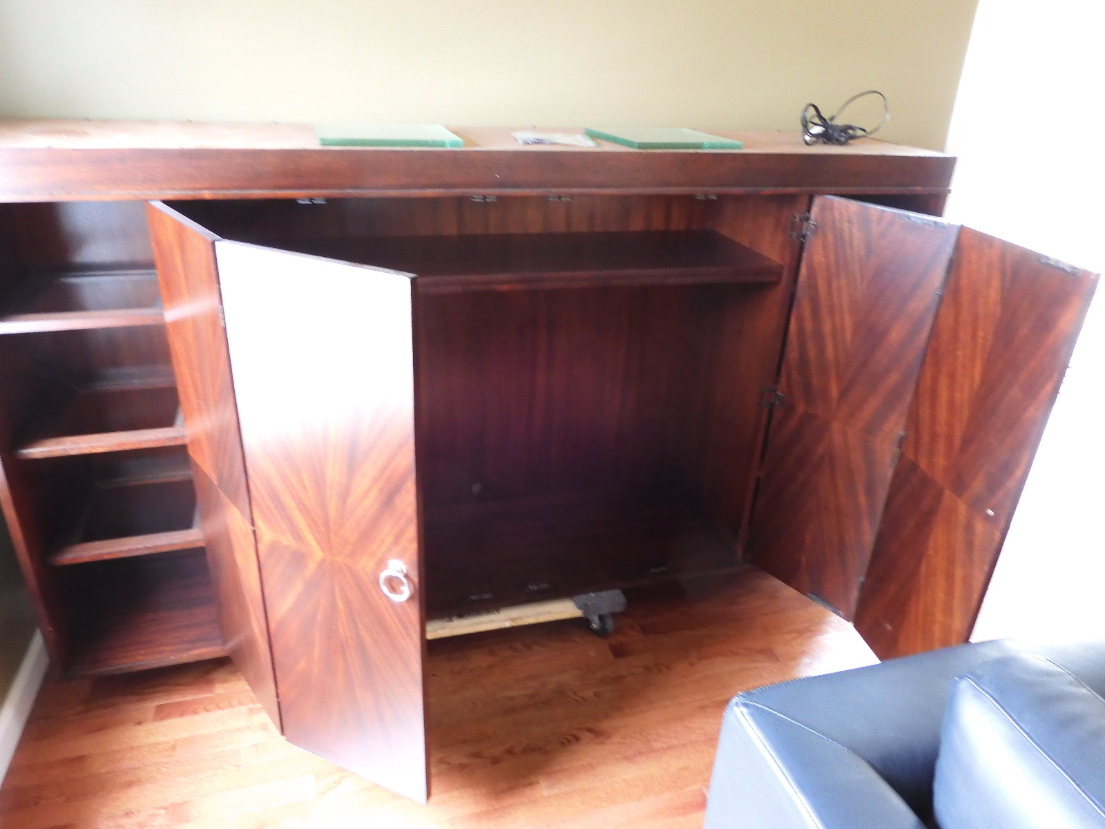 Hekman Metropolis Entertainment Deck/ Hutch