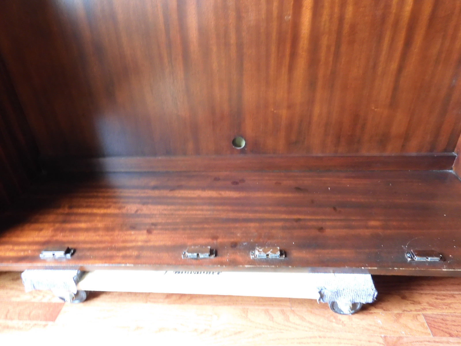 Hekman Metropolis Entertainment Deck/ Hutch