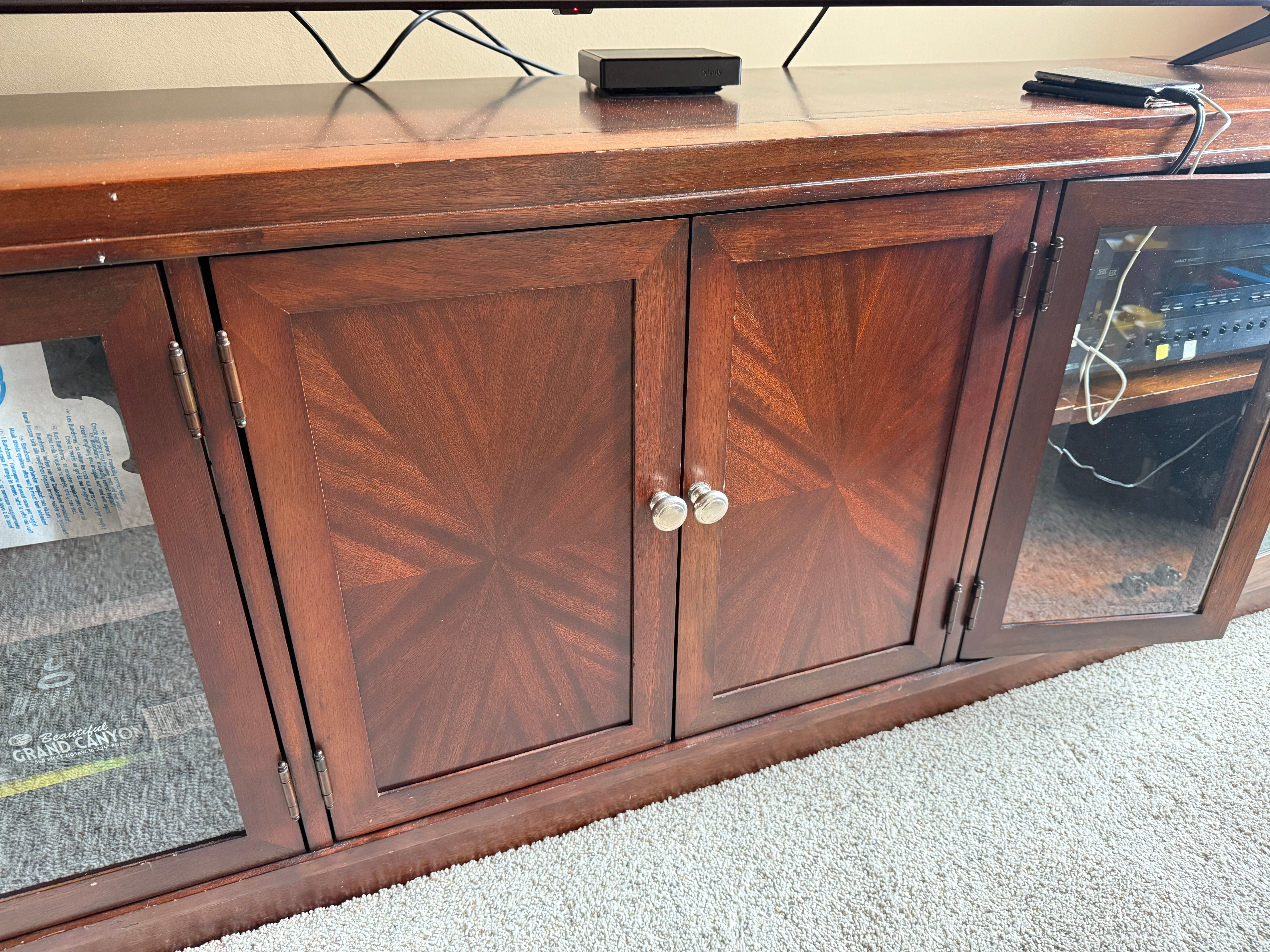 Hekman Metropolis Entertainment Deck/ Hutch