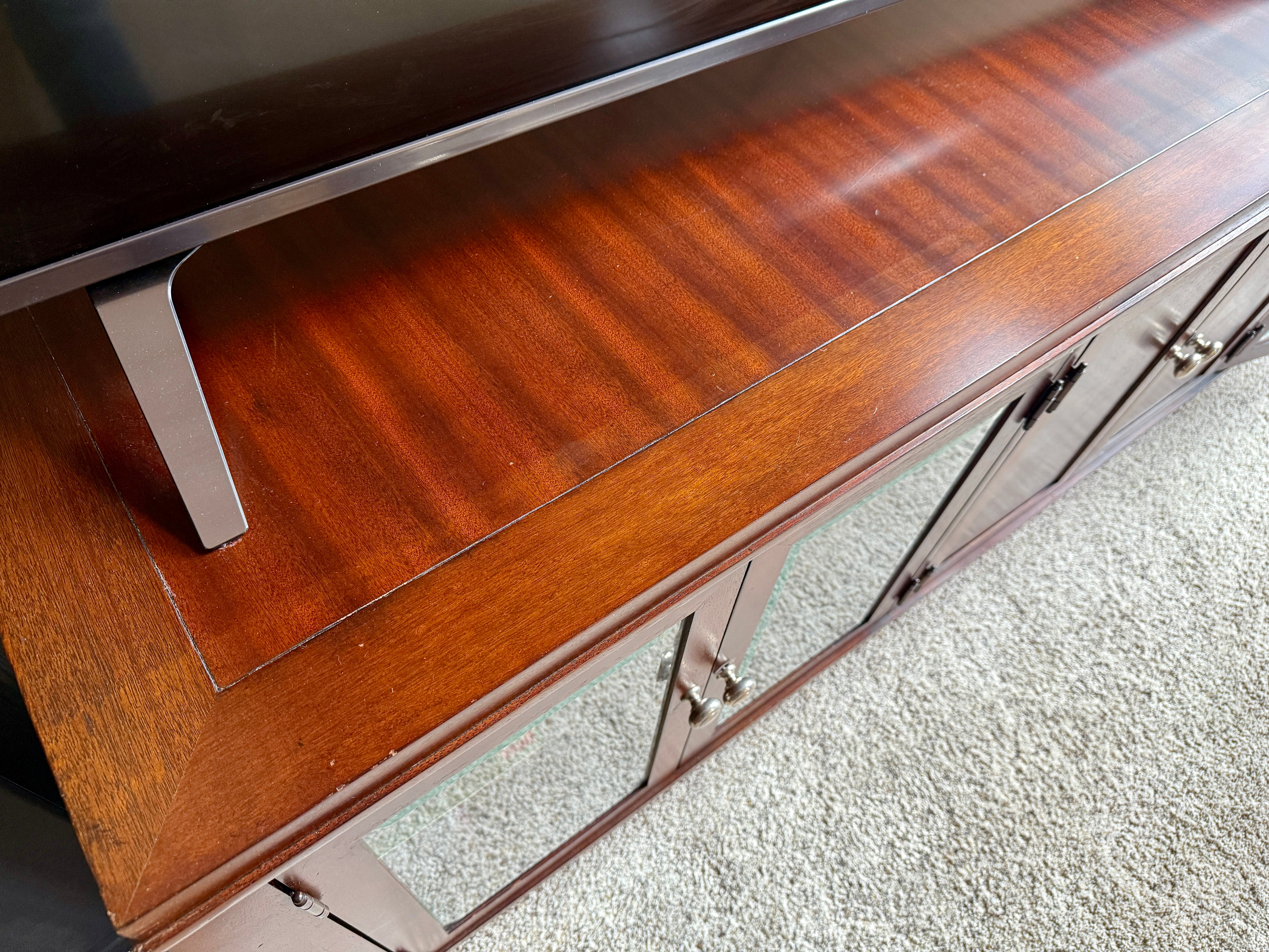 Hekman Metropolis Entertainment Deck/ Hutch