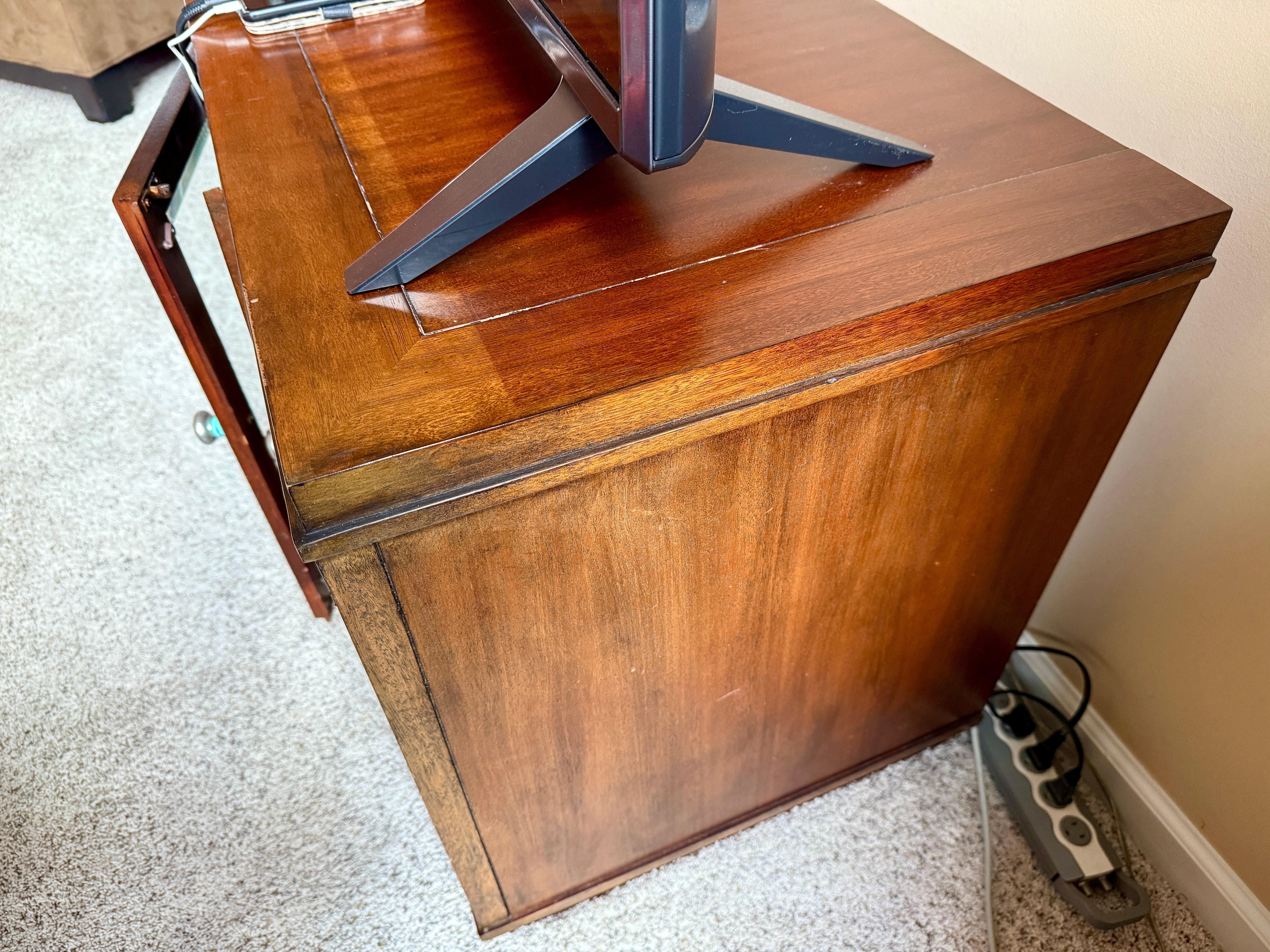 Hekman Metropolis Entertainment Deck/ Hutch